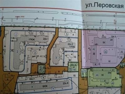 Какие нормы регулируют использование земли вокруг многоквартирного дома?