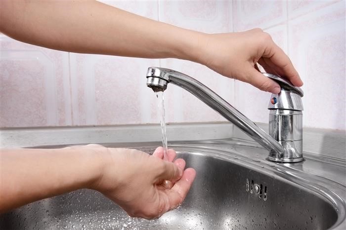 Слабый напор воды в квартире: возможные причины и способы устранения